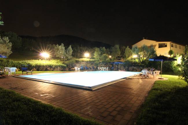La piscina illuminata di notte