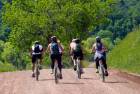 turisti in mountain bike sulle strade bianche in Toscana